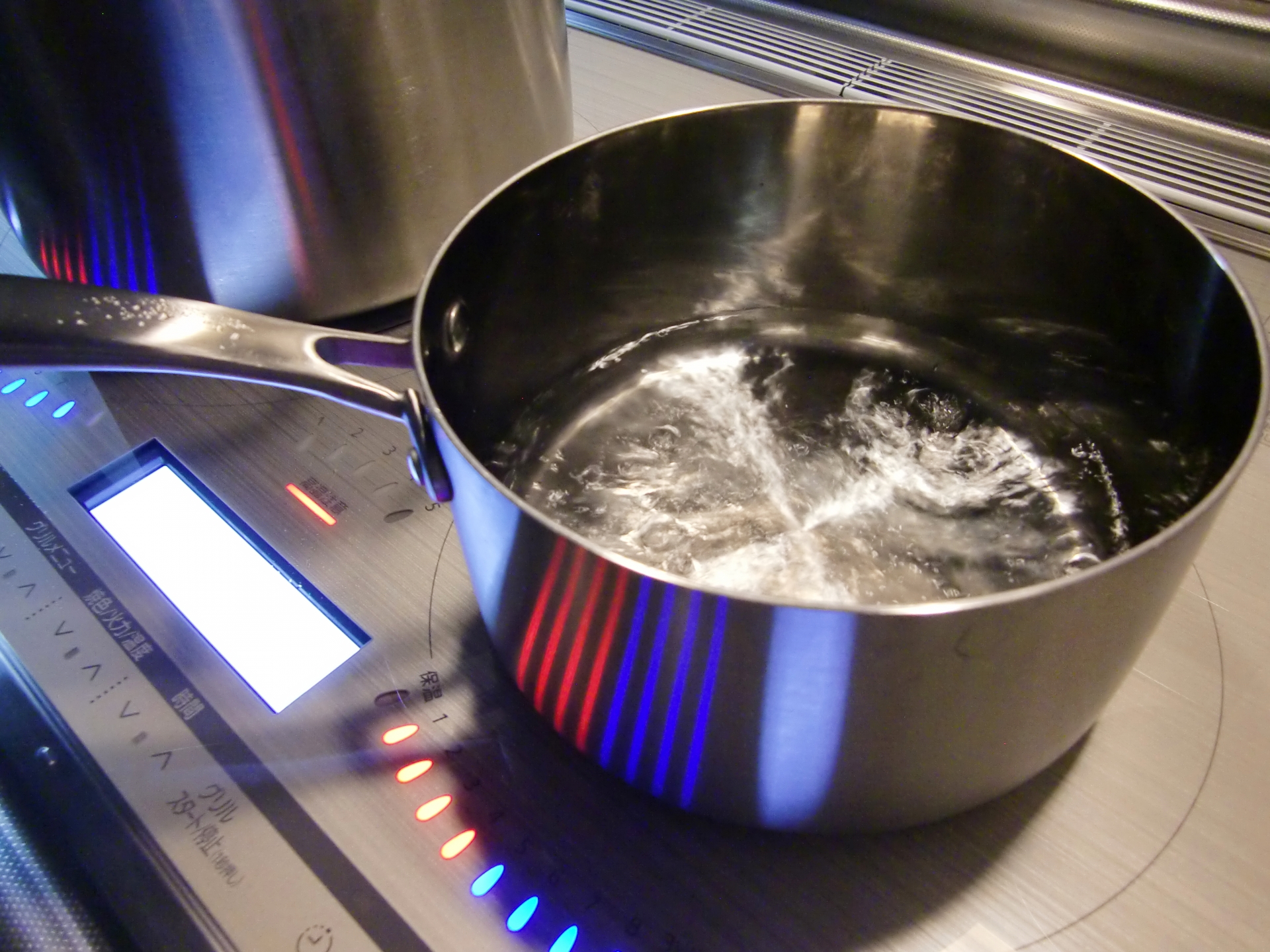 ステンレス鍋を空焚きして変色 変色の原因と対処方法について めちゃ家事
